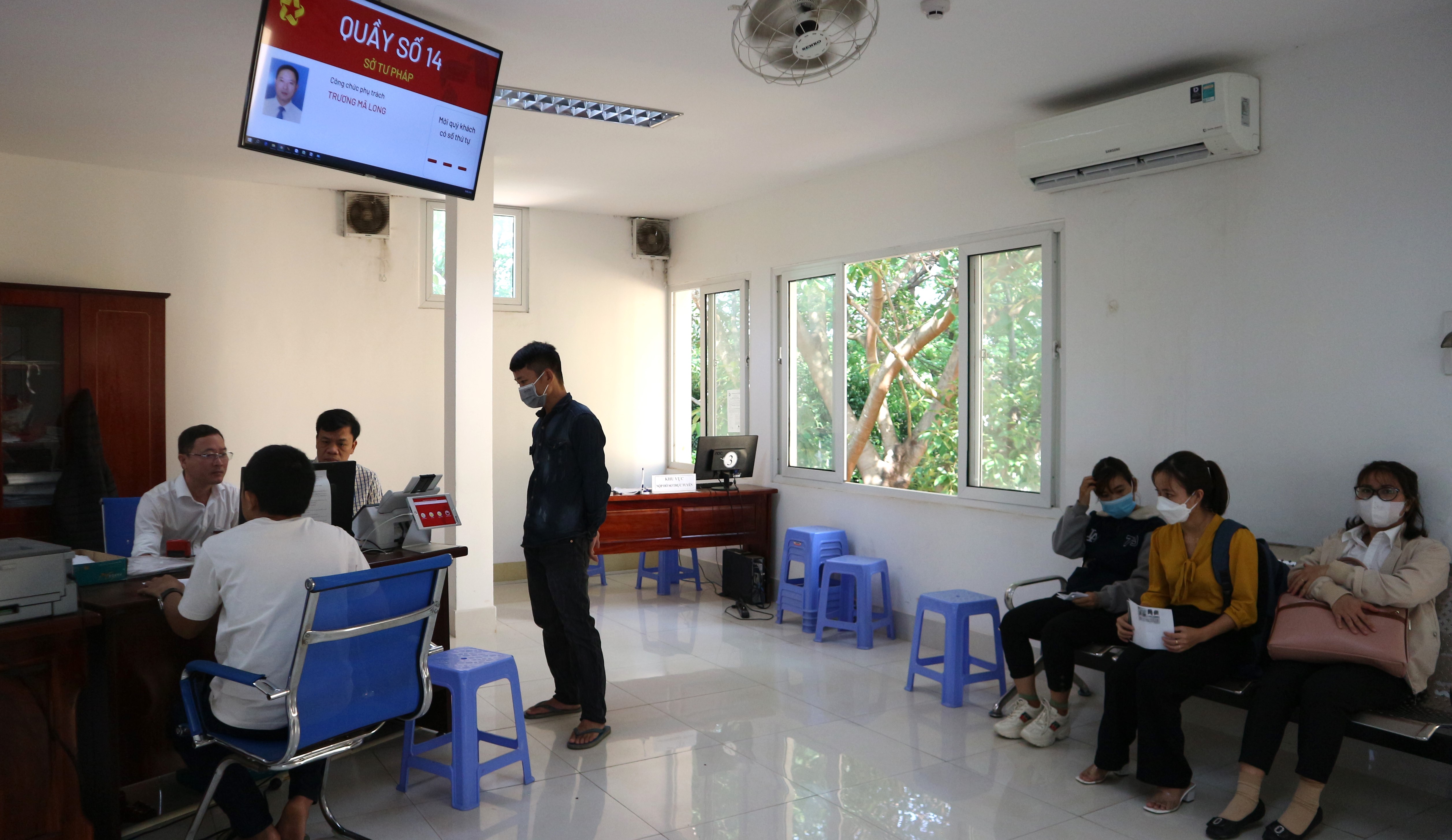 Tiếp tục đẩy mạnh các giải pháp cải cách và nâng cao hiệu quả giải quyết thủ tục hành chính, cung cấp dịch vụ công